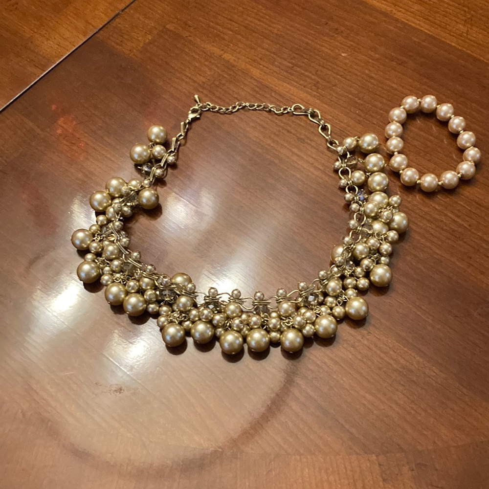 Necklace and bracelet and earrings set. Bold necklace. EUC